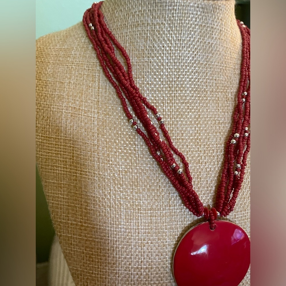 Red bead statement necklace - Picture 3 of 6